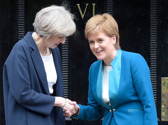 Theresa May en Nicola Sturgeon in juli vorig jaar.