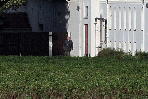 Roger Vangheluwe trok na zijn ontslag naar de abdij van West-Vleteren. Slechts één maal kon hij er op foto worden vastgelegd, toen hij een wandelingetje ging maken.