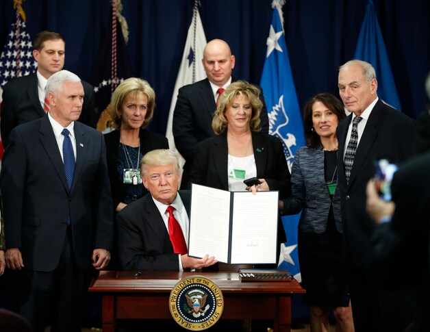 Trump en vice-president Mike Pence tijdens een bezoek aan de Dienst Binnenlandse Veiligheid. Trump heeft een uitvoeringsbevel ondertekend voor de bouw van de muur met Mexico.