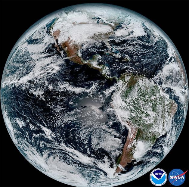 De aarde door de lens van satelletiet GOES-16 in 2017.
