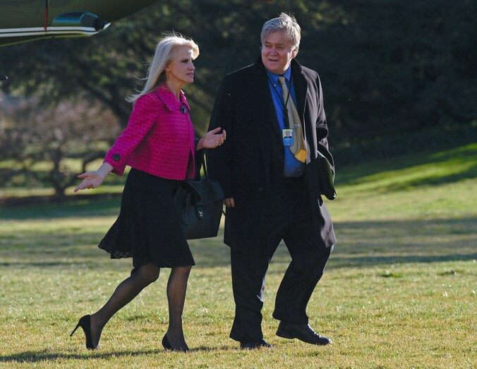 Trump adviseurs Kellyanne Conway, die eerder deze week verkondigde dat het Witte Huis 'alternatieve feiten' biedt, en Steve Bannon.