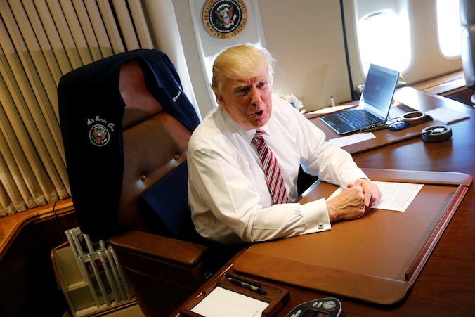Donald Trump aan het werk in 'Airforce One'.