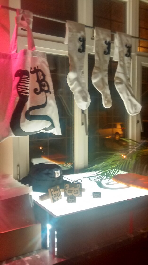 Accesoires zoals sokken, tassen, hoedjes en boksringen zijn ook te koop.