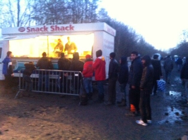 De Engelsen van 'Snack Shack' delen gratis maaltijden uit.