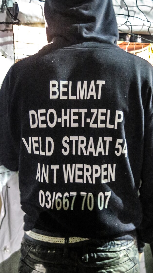 Het is duidelijk waarom deze hoodie bij de hulpgoederen is beland.