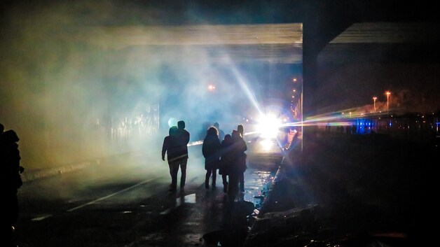 Enkelingen nemen het op tegen de oproerpolitie die hen verhindert de weg naar het centrum van Calais op te stappen. De politie reageert met traangas en het waterkanon.