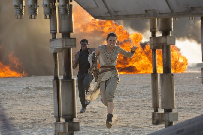 Daisy Ridley (rechts) en John Boyega (links) in 'The Force Awakens'.