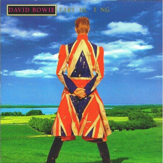 David Bowies album Earthling, in een jas van Alexander McQueen