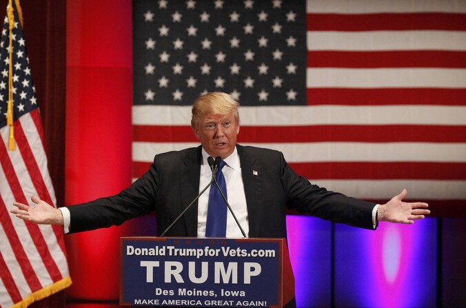 Donald Trump stuurde zijn kat naar het laatste tv-debat in Des Moines (Iowa), en organiseerde een eigen evenement.