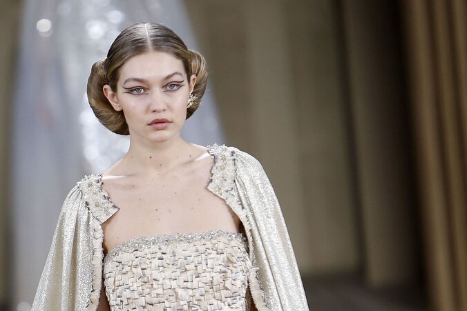 Gigi Hadid tijdens de haute couture show van Chanel.