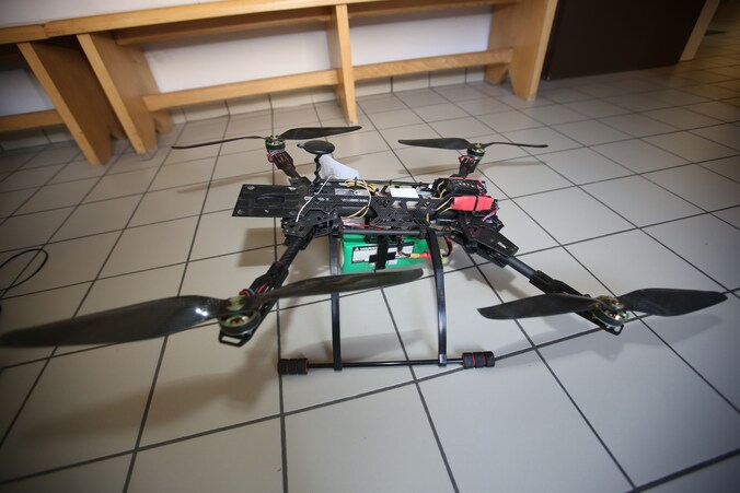 De bewuste drone, die wellicht door de eigenaar zelf gebouwd werd.