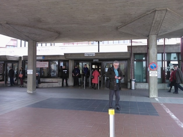 Agenten bewaken het ziekenhuis.