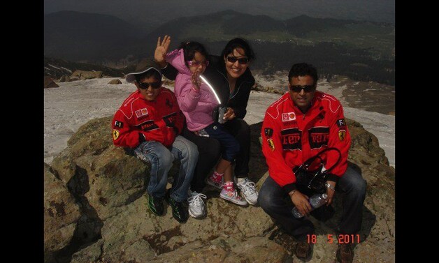Stewardess Nidhi Chaphekar met haar man en twee kinderen in 2011.