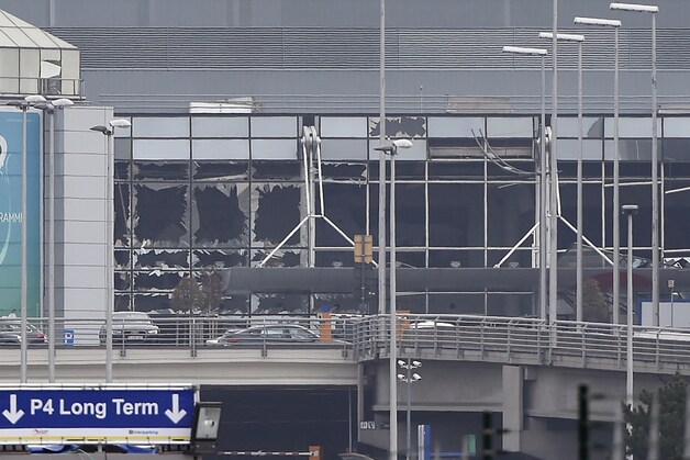 De grotendeels vernielde inkomhal van Brussels Airport.