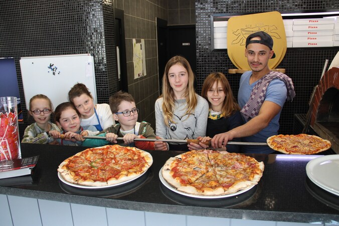 Thiben, Romy, Emmy, Jolien, Marie en Leonie leerden pizza's bakken bij Donatello's.