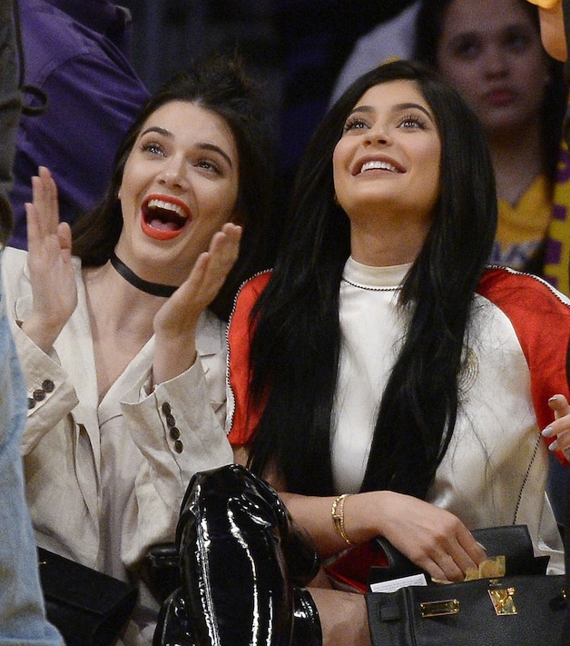 Kendall en Kylie tijdens een match van de L.A. Lakers
