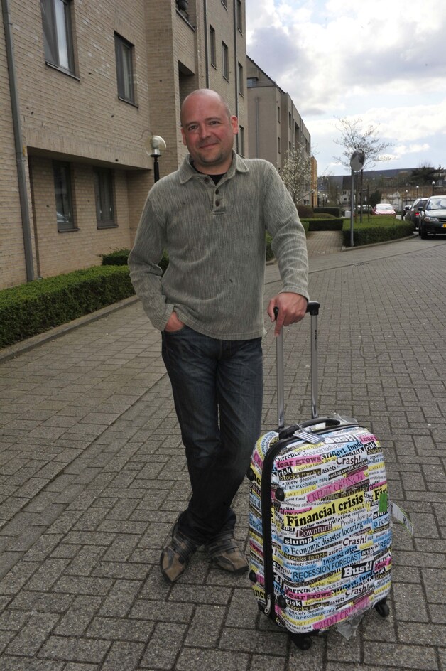 Bob Scheers met zijn koffer. Hij is net terug geland na een reis naar Athene.
