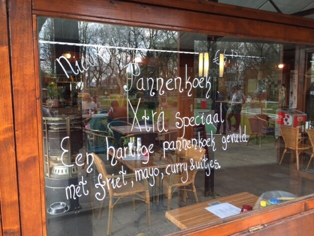 De aankondiging op het raam van het restaurant.