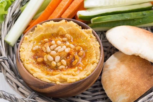 Combineer rauwkost als tussendoortje met wat hummus of pindakaas, om toch je honger te stillen.