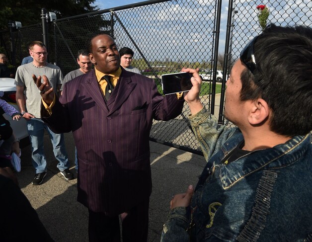 Maurice Phillips na de herdeningsdienst in Paisley Park.