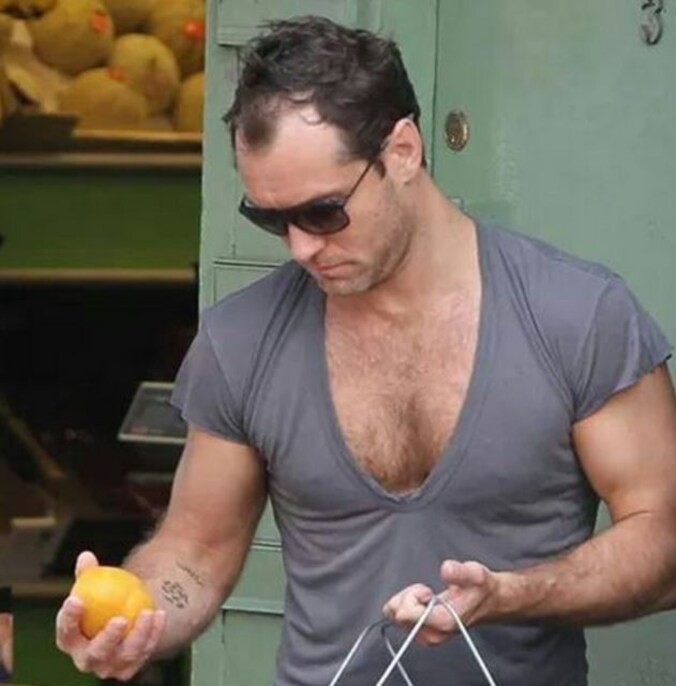 Acteur Jude Law, trotse bezitter van een behaarde borstkas