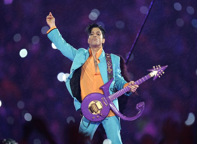 De overleden artiest Prince in 2007 op het podium.