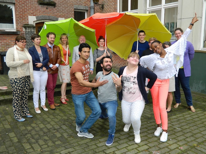 De jongeren brengen vooral dans en slapstick om de taalbarrière te overbruggen.