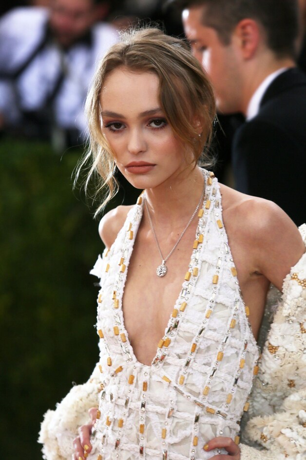 Ook Lily-Rose Depp is een fan van het gewaagde zijdecolleté.