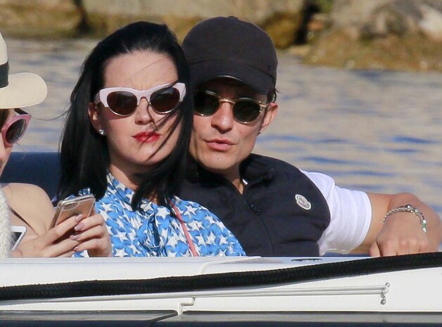 Rihanna draagt een bril van Dries Van Noten x Linda Farrow op een uitje met Orlando Bloom.