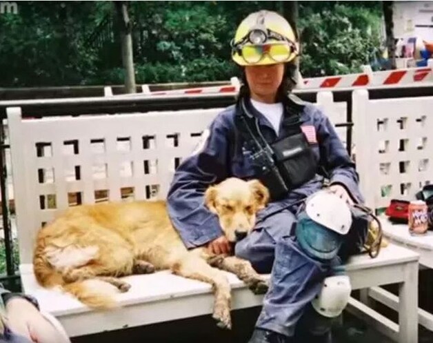 Bretagne en haar begeleidster nemen een pauze tijdens de zoektocht na 9/11.
