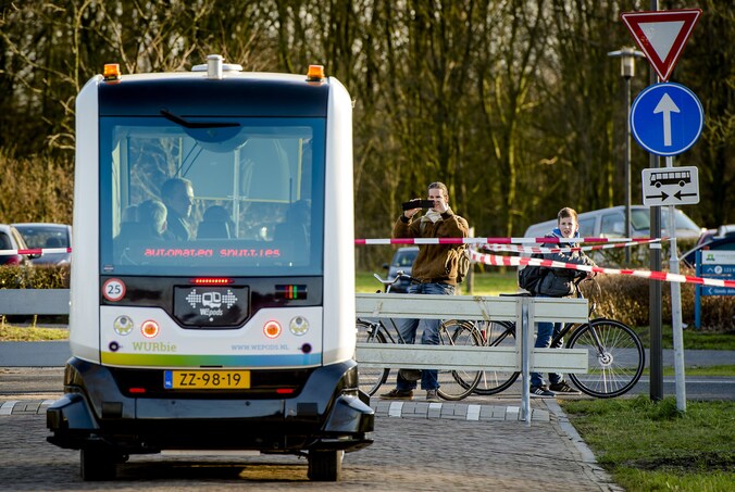 De eerste testrit in de WEpod, een zelfrijdend voertuig zonder stuur en zonder traditionele bestuurder.