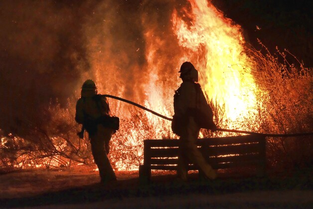 Brandweermannen bestrijden het vuur in Calabasas.