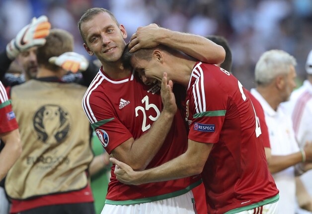 Roland Juhasz (l) viert met Richard Guzmics (r)