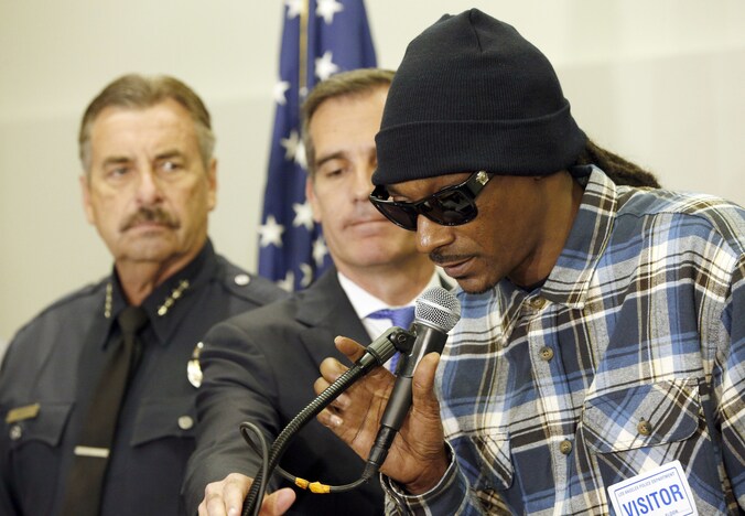 Rapper Snoop Dogg leidde een vredevolle mars in Los Angeles en ijvert voor een verbeterde relatie tussen minderheden en de politie.