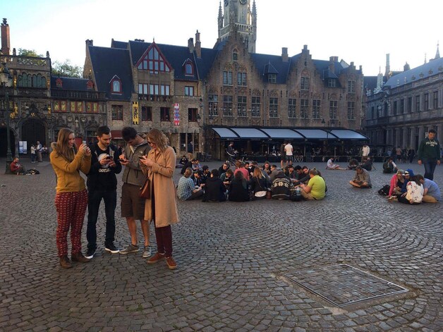 Pokémonjagers overspoelen de Burg in Brugge.