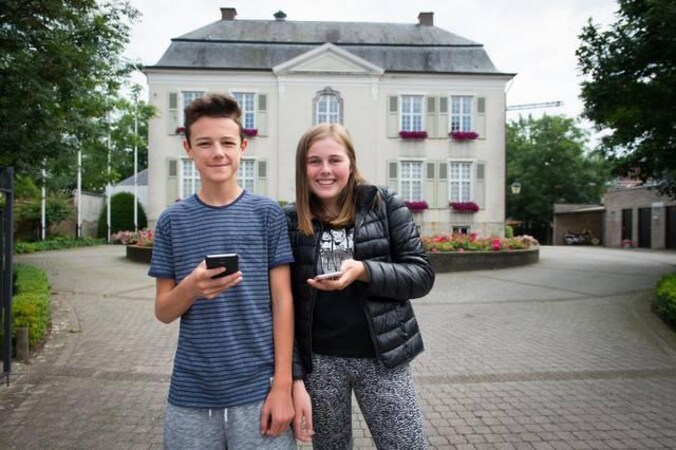 Joni Laenen en Ignace Abrams spelen Pokemon Go aan het oud -gemeentehuis en gaan nooit op pad in iemands tuin . "Wij houden ons propertjes aan de regels."