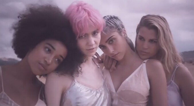 Lourdes Leon, met de vlechtjes, kijkt zwoel in de camera.