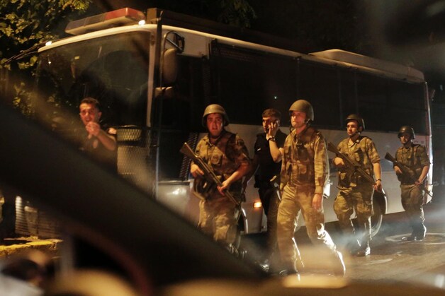 Beeld van vrijdagavond, toen Turkse militairen de macht claimden