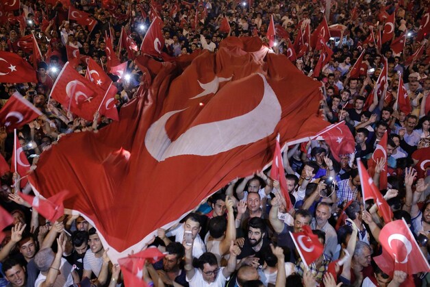 Turken op een pro-regeringsbijeenkomst op zaterdag