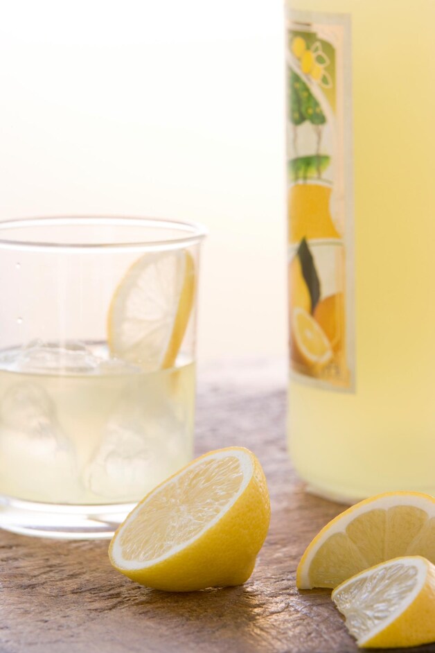 Basisrecept voor limoncello: de schil van 6 citroenen, 750 ml vodka, 1,5 kop suiker, 2 koppen water.