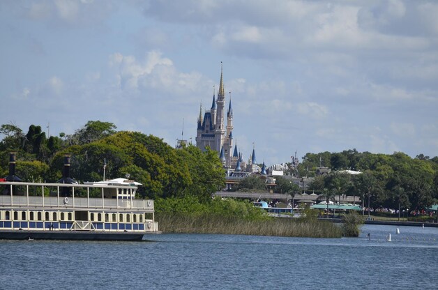 Magic Kingdom bereik je per boot of met de monorail.