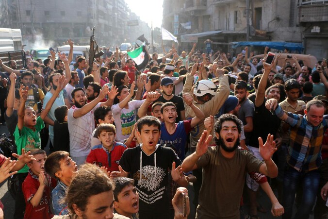 Syriërs verzamelen in Aleppo om te vieren.