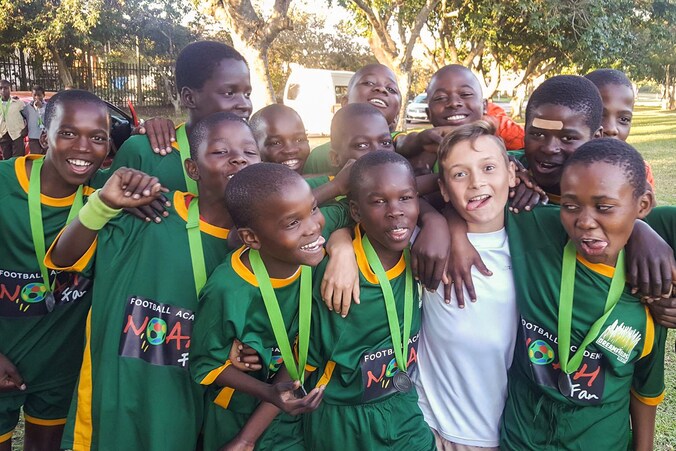 Noah’s broer Luca met de Zuid-Afrikaanse voetballertjes van de academie, op archiefbeeld uit 2016.