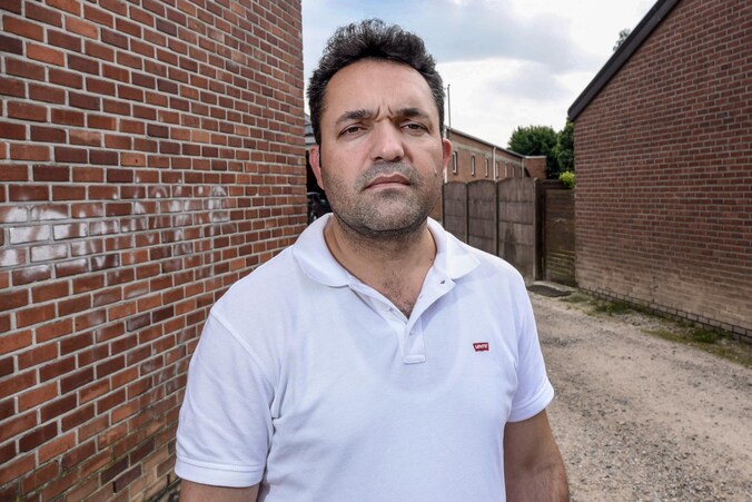 Steeds meer klanten bleven weg uit de zaak van Hasan Yetik (42) omdat zijn zoon naar een Lucerna-college gaat. De school maakt deel uit van de beweging van Gülen.
