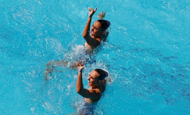 Gelatine en degelijke waterproof make-up, dat zijn de trucks van de synchroonzwemsters.