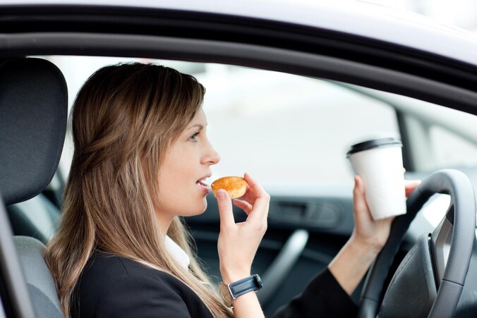 Onderweg ontbijten zorgt ervoor dat je meer eet, omdat je gedachteloos kauwt door de afleiding uit je omgeving.