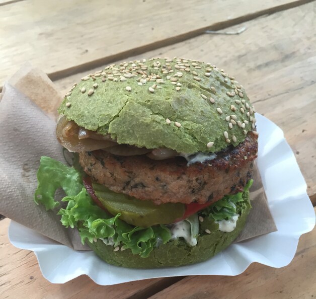 Deze zeewierburger ziet er niet bijzonder smakelijk uit en dat was hij ook niet echt, maar ik kon er wel even zorgeloos van genieten.