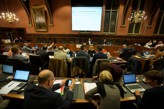 De commissie kibbelt verder. De oppositie wil eerst iedereen verhoren, de meerderheid wil de commissie zo snel mogelijk afronden.