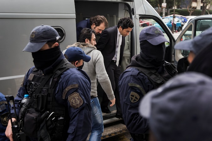 Twee van de acht Turkse officieren die naar Griekenland vluchtten en daar politiek asiel aanvroegen, werden op 30 januari naar de rechtbank in Athene gebracht. Griekenland weigert de acht uit te leveren aan Turkije.