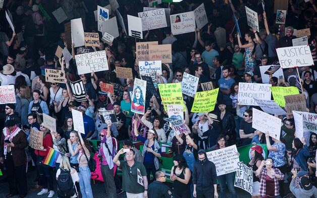 Demonstranten demonstreren op vliegveld LAX tegen de immigratiestop.